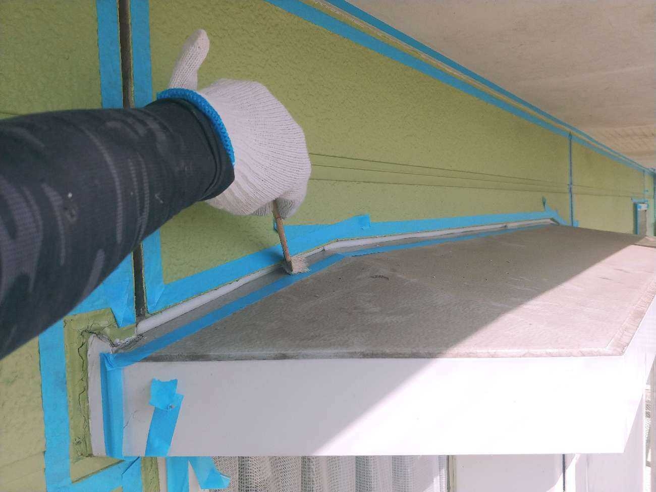 二階部分シーリング補填まえのプライマー塗布